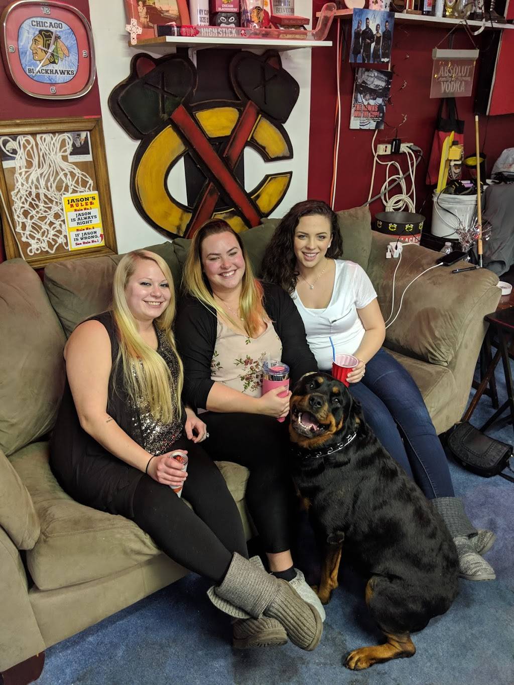 The Hawks Garage | restaurant | 1531 Southport Ct, Zion, IL 60099, USA | 8722566992 OR +1 872-256-6992