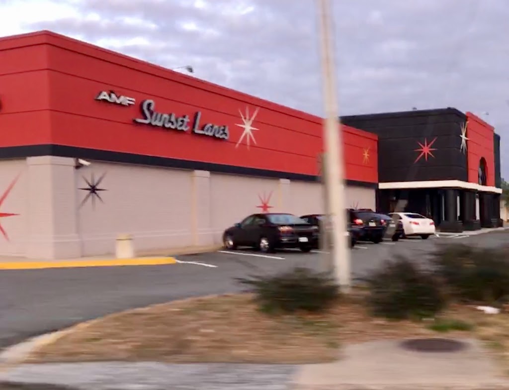 Bowlero Richmond | restaurant | 6540 W Broad St, Richmond, VA 23230, USA | 8042820537 OR +1 804-282-0537