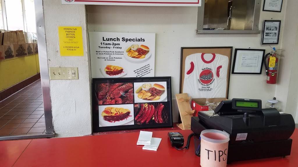 Ted Cooks 19th Hole BBQ | restaurant | 2814 E 38th St, Minneapolis, MN 55406, USA | 6127212023 OR +1 612-721-2023