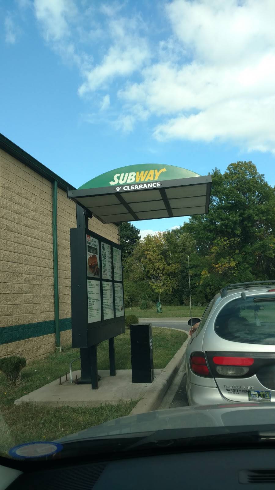 Subway | restaurant | 206 E 10th St, Jeffersonville, IN 47130, USA | 8122841957 OR +1 812-284-1957