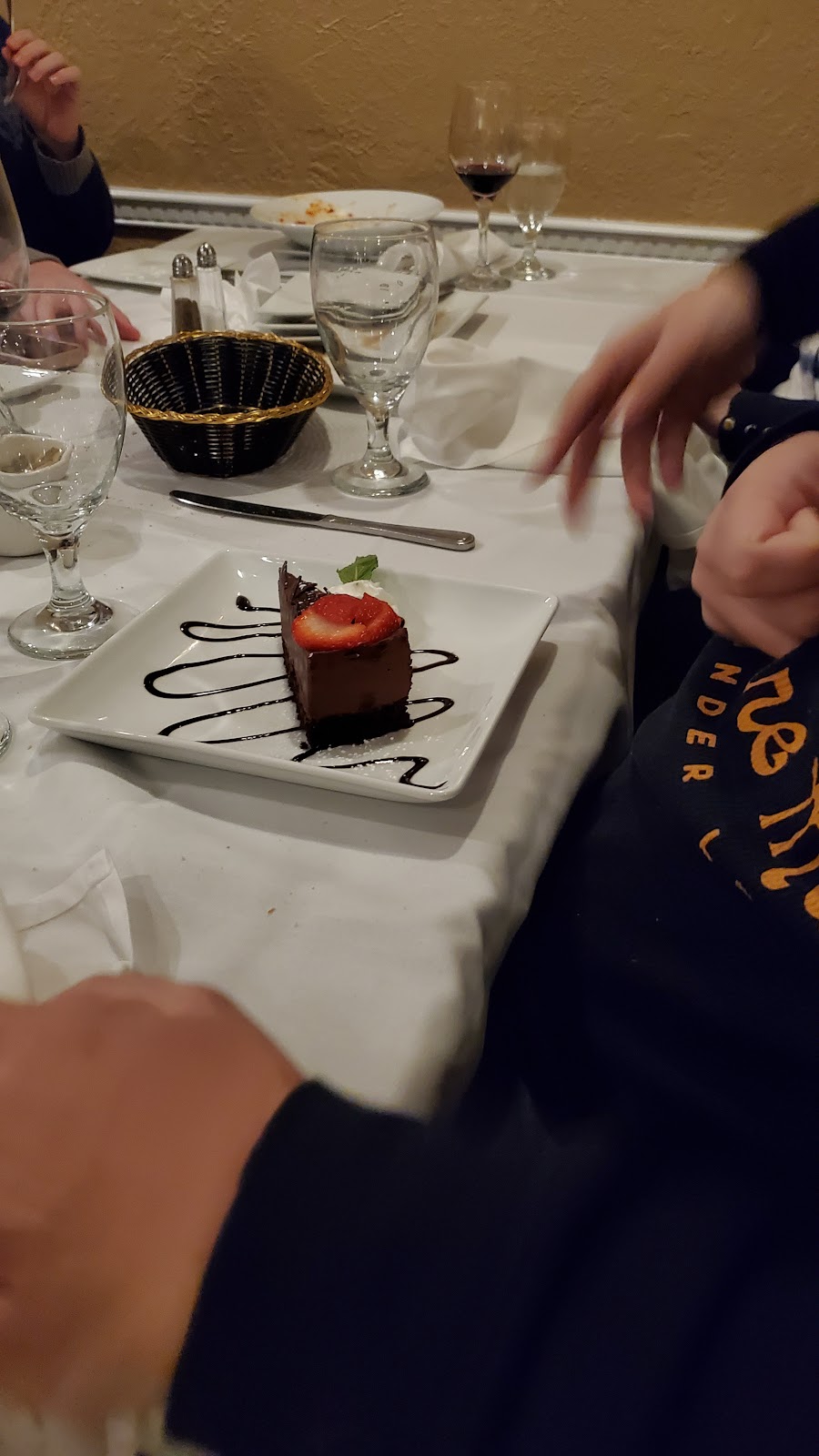 Ciao Bella | restaurant | 690 River Rd, New Milford, NJ 07646, USA | 2014837494 OR +1 201-483-7494