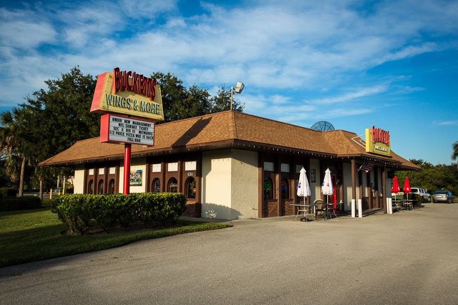 Bucketts Wings & More | restaurant | 6301 South Pointe Blvd, Fort Myers, FL 33919, USA | 2394817311 OR +1 239-481-7311