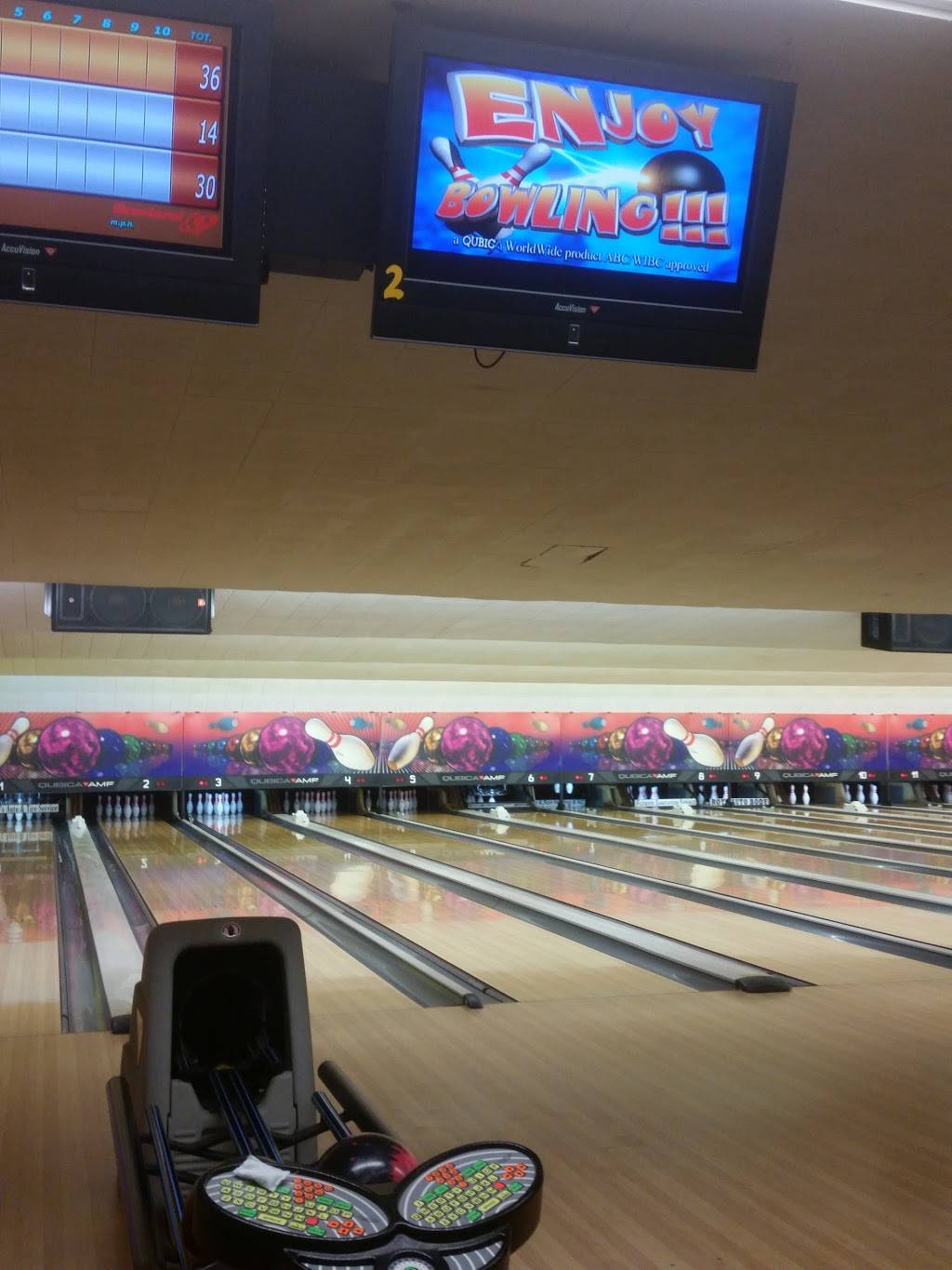 Bowlero Lanes | restaurant | 12470 IL-108, Carlinville, IL 62626, USA | 2178549208 OR +1 217-854-9208