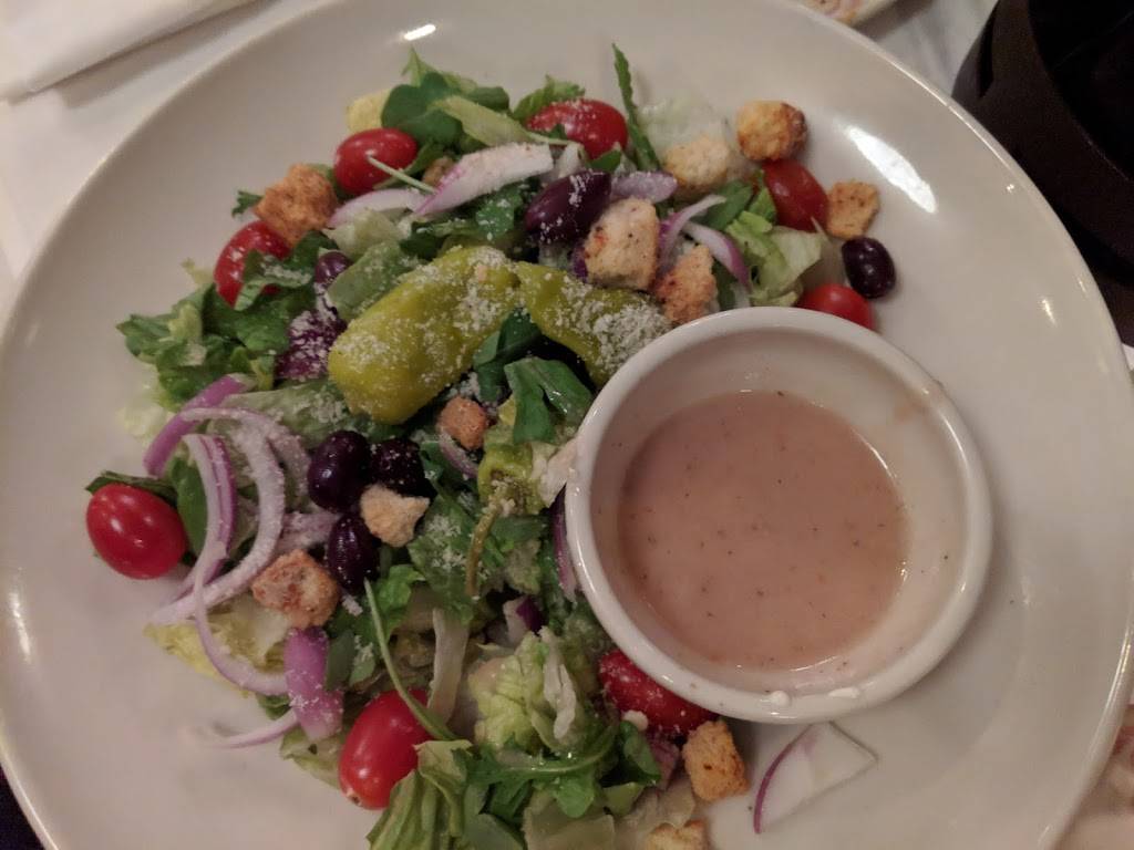 Maggianos Little Italy | restaurant | 2500 N Mayfair Rd, Wauwatosa, WI 53226, USA | 4149781000 OR +1 414-978-1000