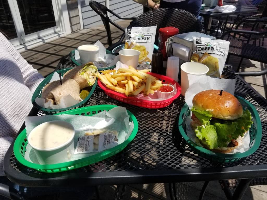 Spinnakers Café | cafe | 3 E Ferry Wharf, Jamestown, RI 02835, USA | 4014233077 OR +1 401-423-3077