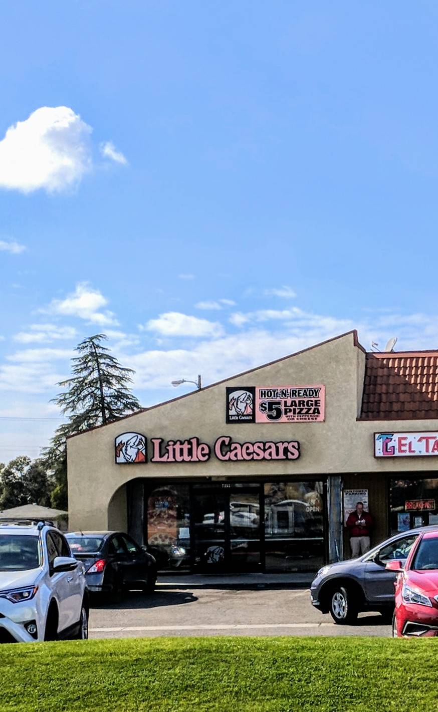 Little Caesars Pizza | meal takeaway | 7355 N Blackstone Ave, Fresno, CA 93650, USA | 5594387500 OR +1 559-438-7500