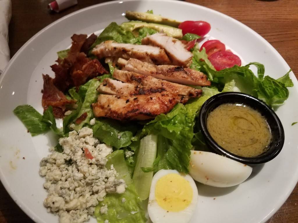 TGI Fridays | restaurant | 60 Forbes Rd, Braintree, MA 02184, USA | 7818483133 OR +1 781-848-3133