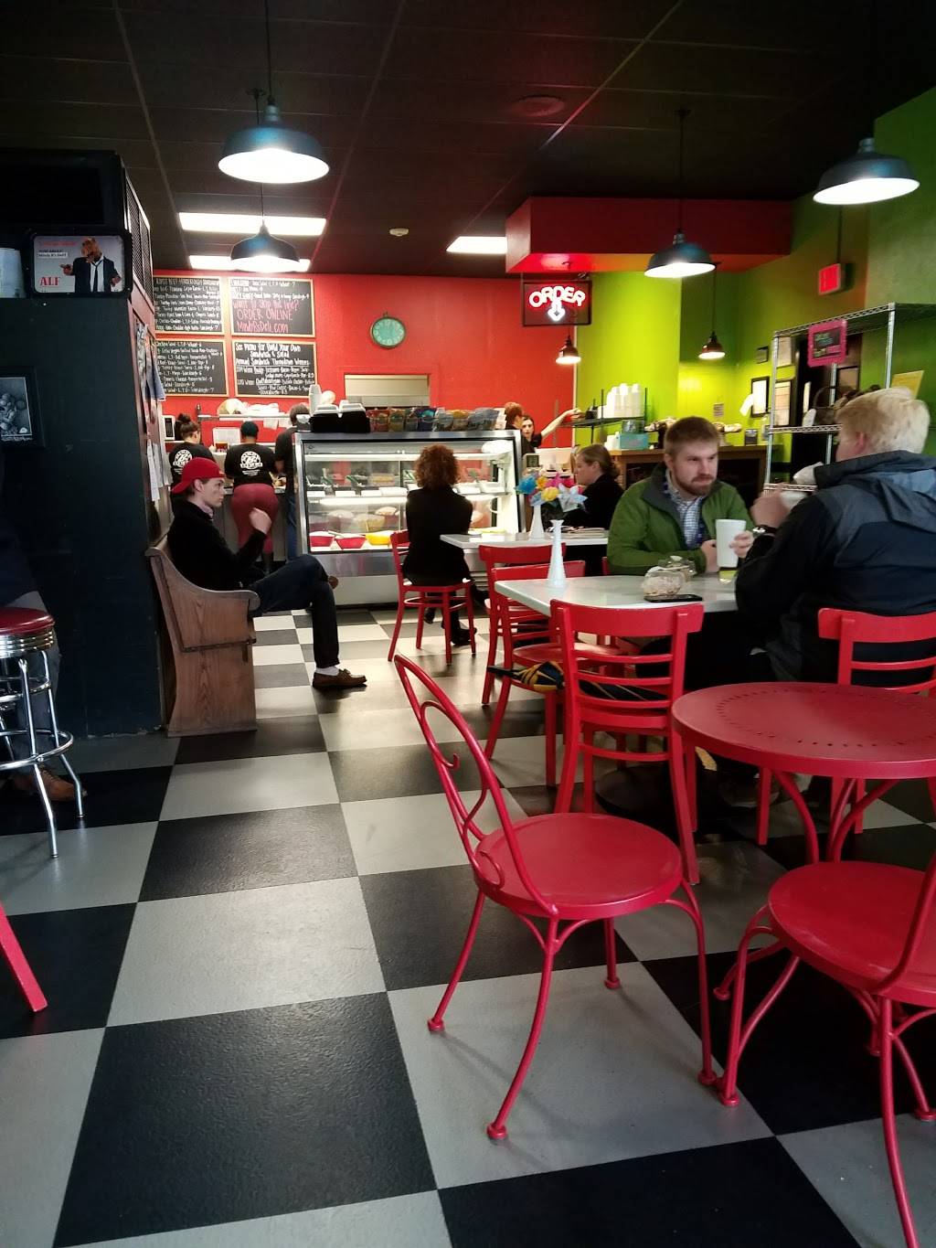 Mindy Bs Deli | restaurant | 828 Georgia Ave, Chattanooga, TN 37402, USA | 4235217932 OR +1 423-521-7932