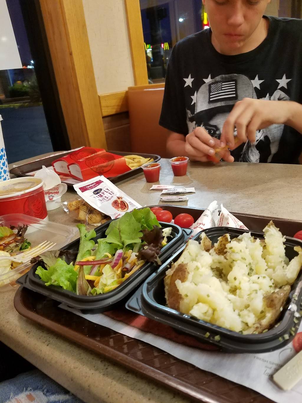 Wendys | restaurant | 393 N Broad St, Fairborn, OH 45324, USA | 9378792371 OR +1 937-879-2371