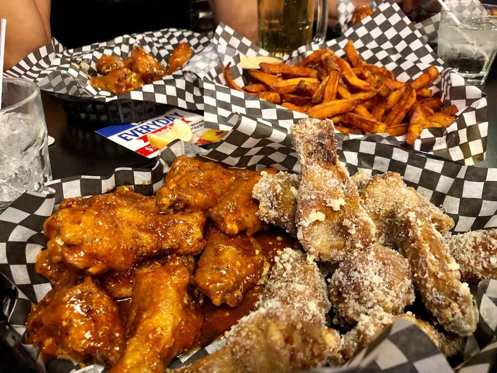 Howl At The Moon | restaurant | 1271 Victoria St N, Kitchener, ON N2B 3E1, Canada | 5195787205 OR +1 519-578-7205