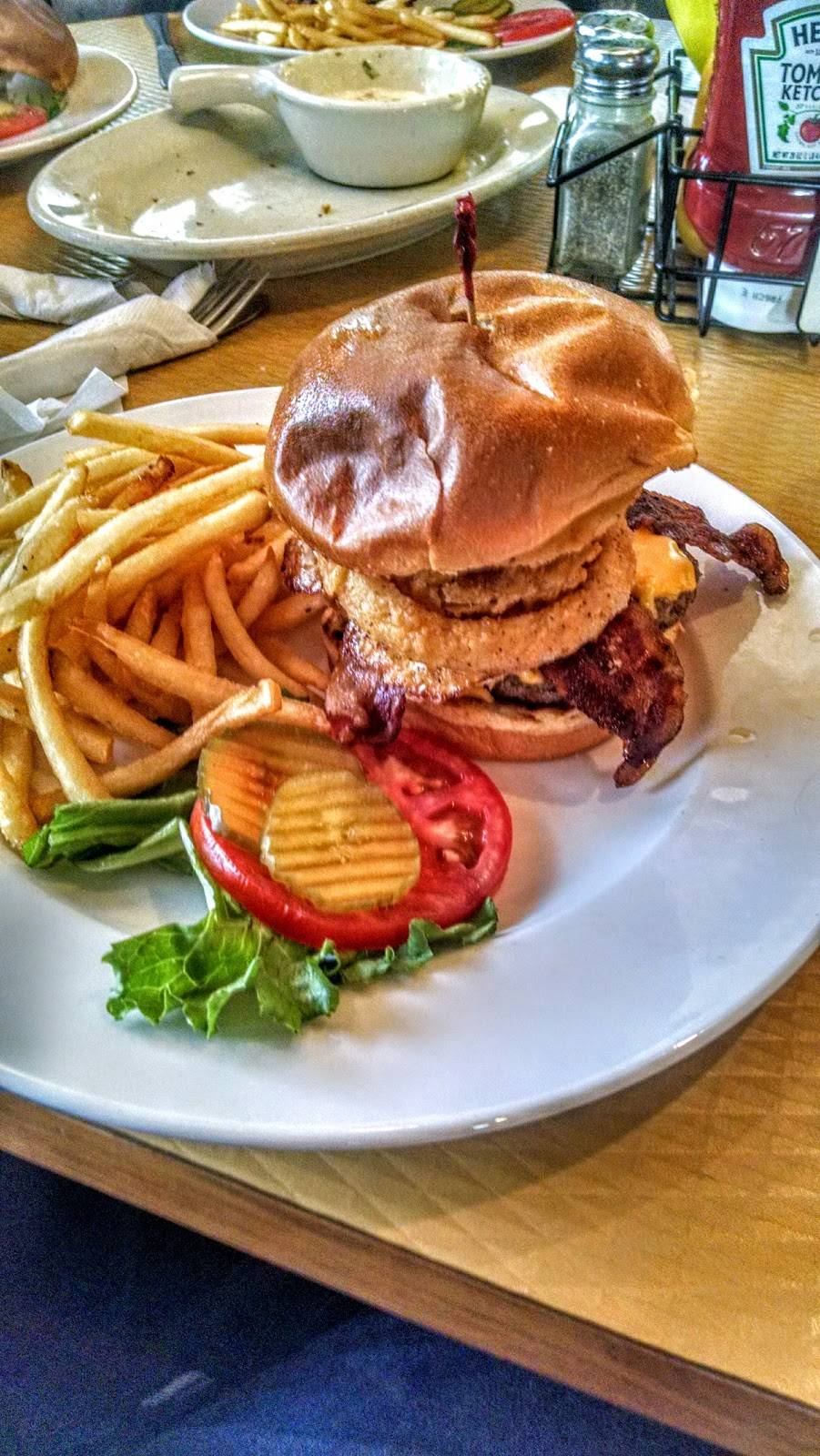 Luckys Burger & Brew | restaurant | 1144 Alpharetta St, Roswell, GA 30075, USA | 7705185695 OR +1 770-518-5695