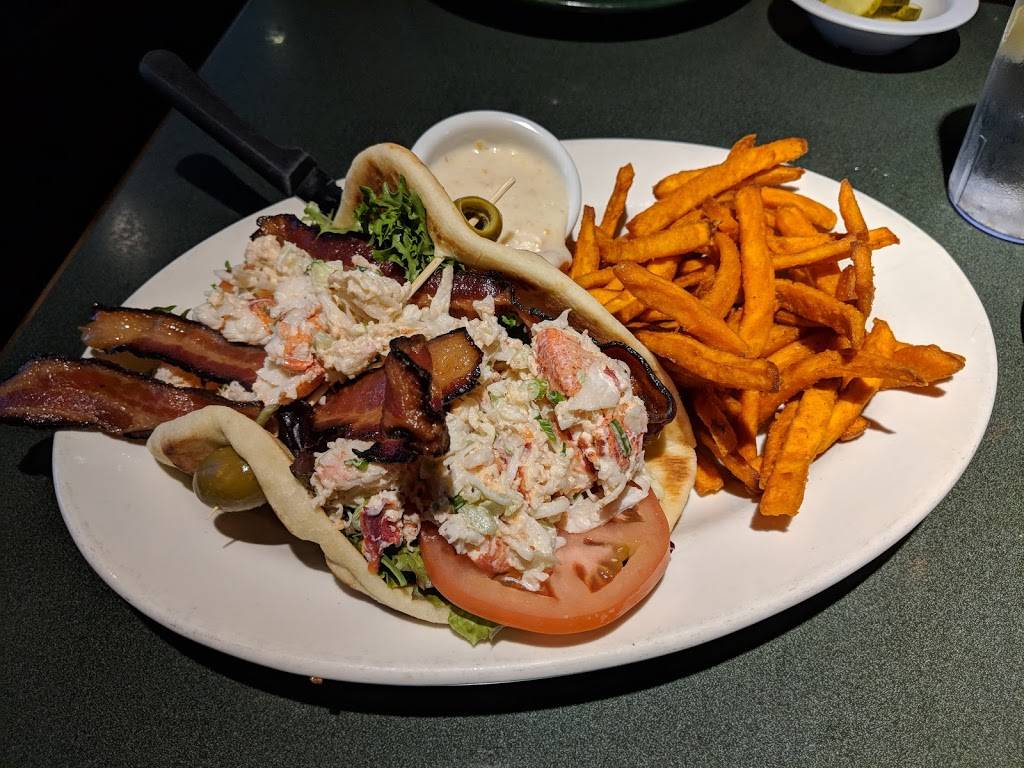 Crossroads Delicatessen | restaurant | 2795 Hedberg Dr, Minnetonka, MN 55305, USA | 9525466595 OR +1 952-546-6595