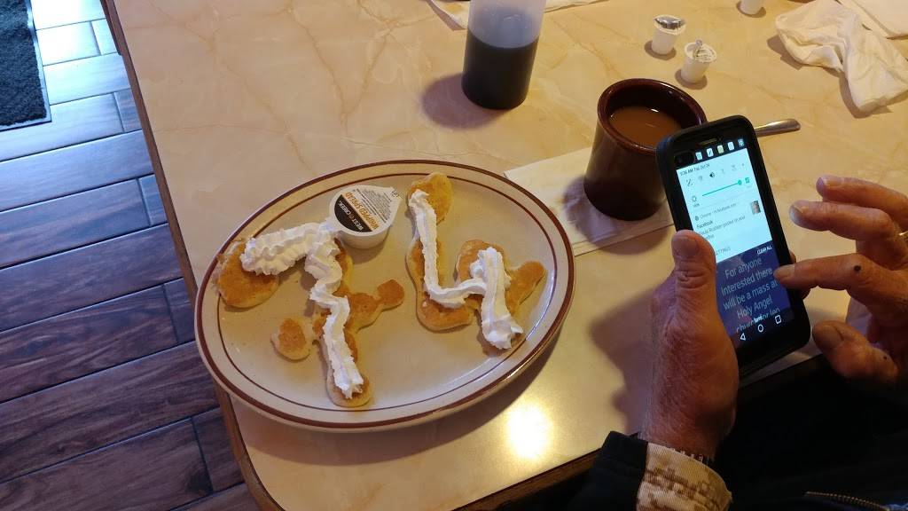 Fionas Family Restaurant | restaurant | 595 E Edwardsville Rd, Wood River, IL 62095, USA | 6182592410 OR +1 618-259-2410