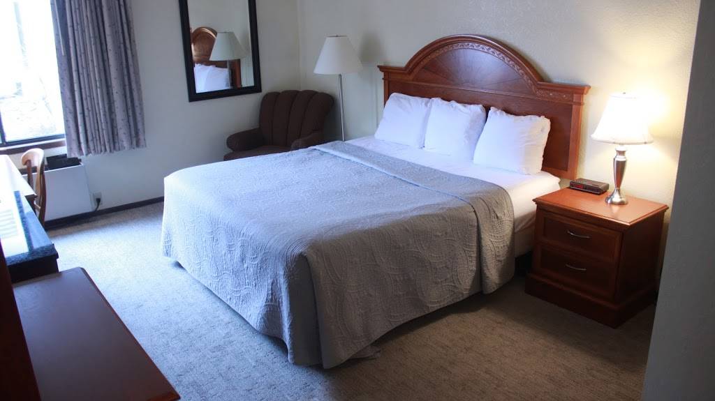 Shawano Four Seasons Resort | restaurant | 1352, 201 Airport Rd, Shawano, WI 54166, USA | 8555748501 OR +1 855-574-8501