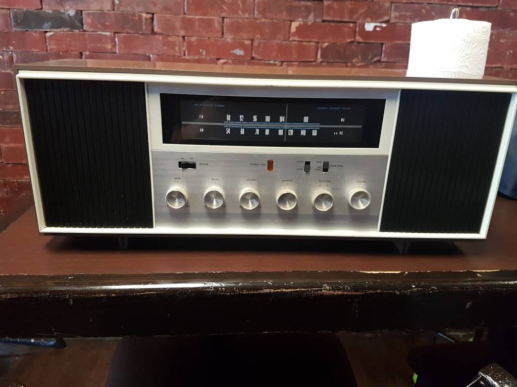 Royal Wings Sports Bar And Grill | restaurant | 6513 N Mesa St b, El Paso, TX 79912, USA | 9155902200 OR +1 915-590-2200