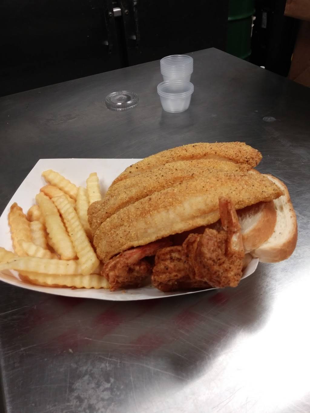 Rios Chicken & Fish | restaurant | 2349 Lakeland Dr, Dallas, TX 75228, USA | 4699178780 OR +1 469-917-8780