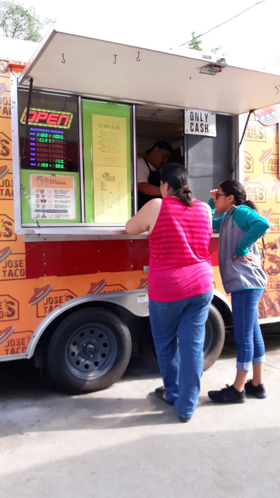 Joses Taco Truck | restaurant | 1531 E Grand Ave, Des Moines, IA 50316, USA | 5158687448 OR +1 515-868-7448