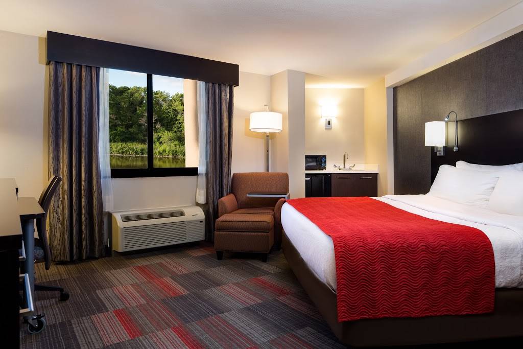 Holiday Inn Milwaukee Riverfront | restaurant | 4700 N Port Washington Rd, Milwaukee, WI 53212, USA | 4149626040 OR +1 414-962-6040