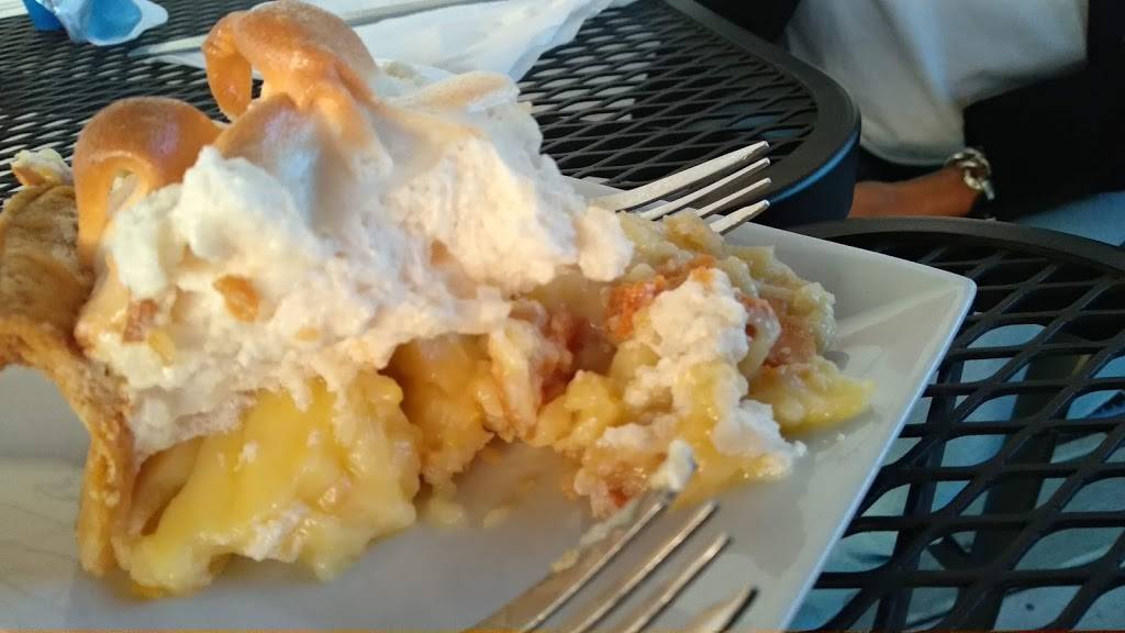 Ellas On The Bay | restaurant | 209 Main St, Morristown, NY 13664, USA | 3153753058 OR +1 315-375-3058