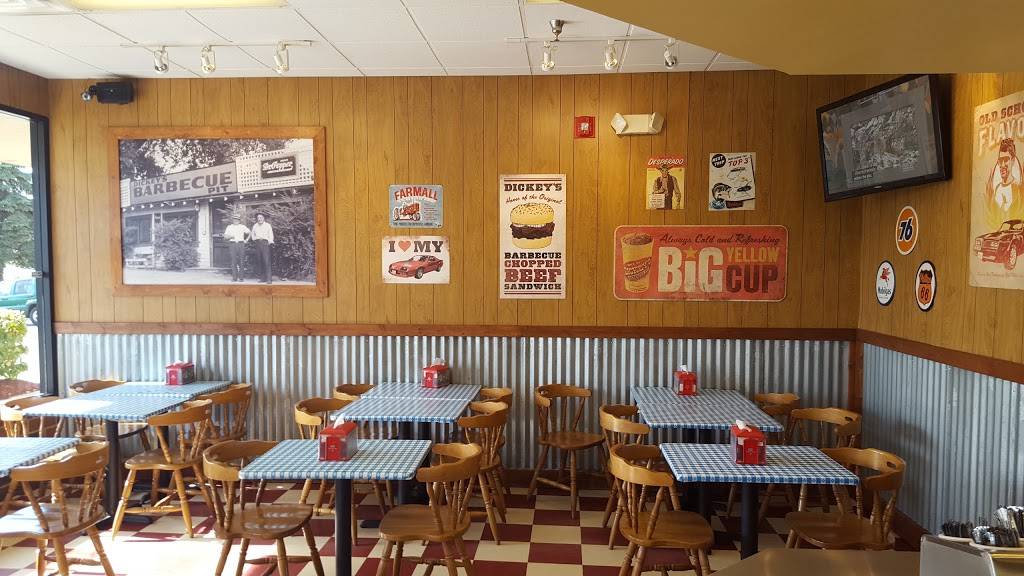 Dickeys Barbecue Pit | restaurant | 206 Danada Square W, Wheaton, IL 60189, USA | 6305909518 OR +1 630-590-9518