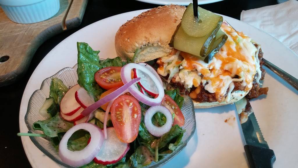 The Leeky Canoe | restaurant | 94 N Sykes St, Meaford, ON N4L 1N8, Canada | 5195381377 OR +1 519-538-1377