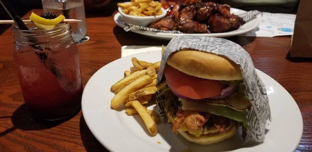 Smokey Bones Bar & Fire Grill | meal takeaway | 4875 28th St SE, Grand Rapids, MI 49512, USA | 6169565398 OR +1 616-956-5398