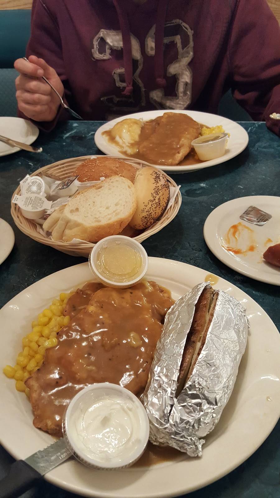 Isabels Family Restaurant | restaurant | 1110 N Seminary Ave, Woodstock, IL 60098, USA | 8153378230 OR +1 815-337-8230