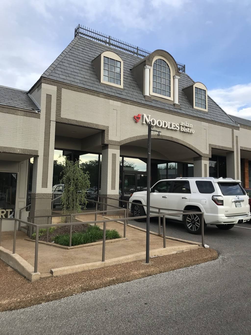 Noodles Asian Bistro | restaurant | 7850 Poplar Ave #12, Germantown, TN 38138, USA | 9017551117 OR +1 901-755-1117