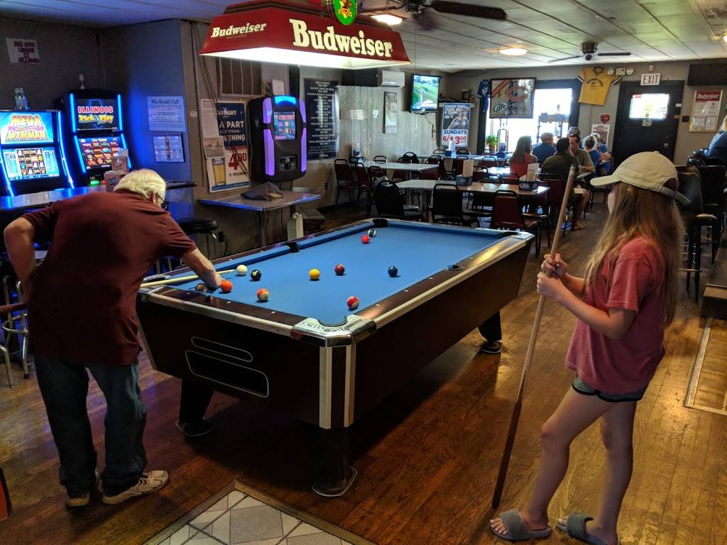 Burtons Tap | restaurant | 110 W Taylorville Rd, Taylorville, IL 62568, USA | 2178243313 OR +1 217-824-3313