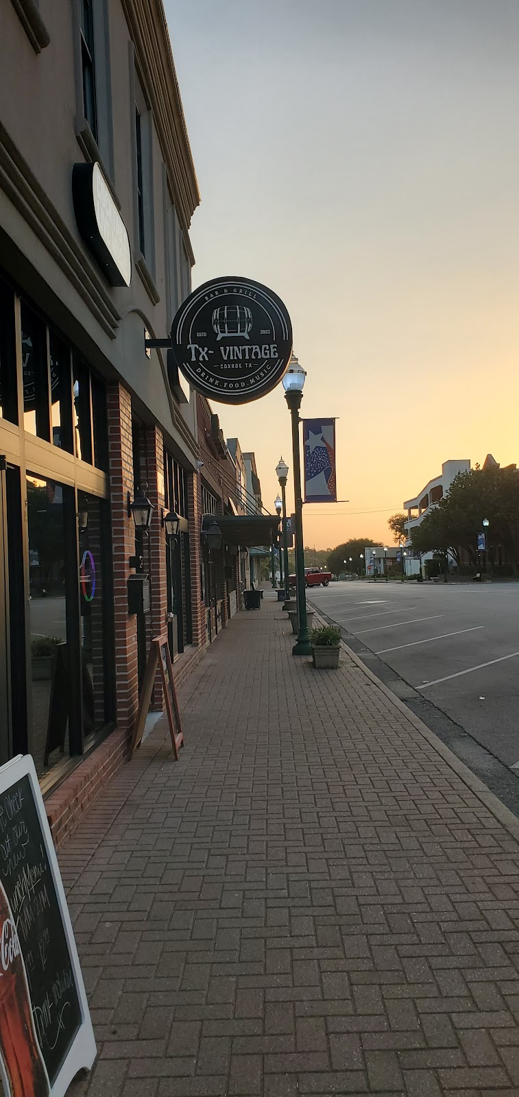 TX Vintage Bar & Grill | restaurant | 219 Simonton St, Conroe, TX 77301, USA | 9367033664 OR +1 936-703-3664