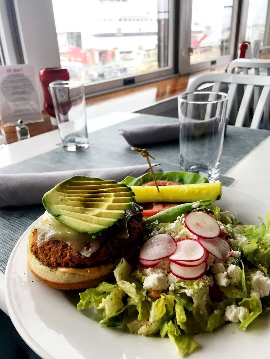 Quicks Hole Tavern | restaurant | 29 Railroad Ave, Woods Hole, MA 02543, USA | 5084950048 OR +1 508-495-0048