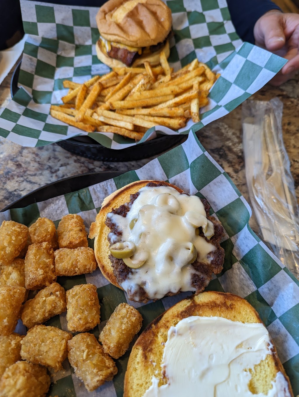 Grazers Burgers & Beer | restaurant | 22918 US-85, Newcastle, WY 82701, USA | 3077462255 OR +1 307-746-2255