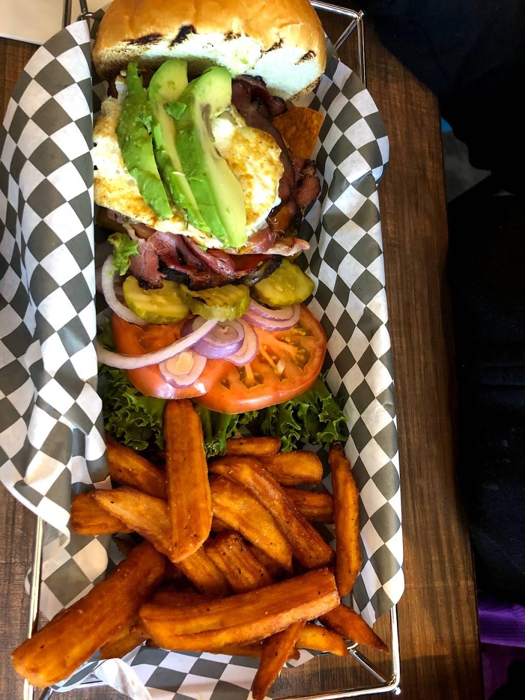 UpTrail Sports Bar & Grill | restaurant | 560 Silverthorne Ln, Silverthorne, CO 80498, USA | 9703930019 OR +1 970-393-0019