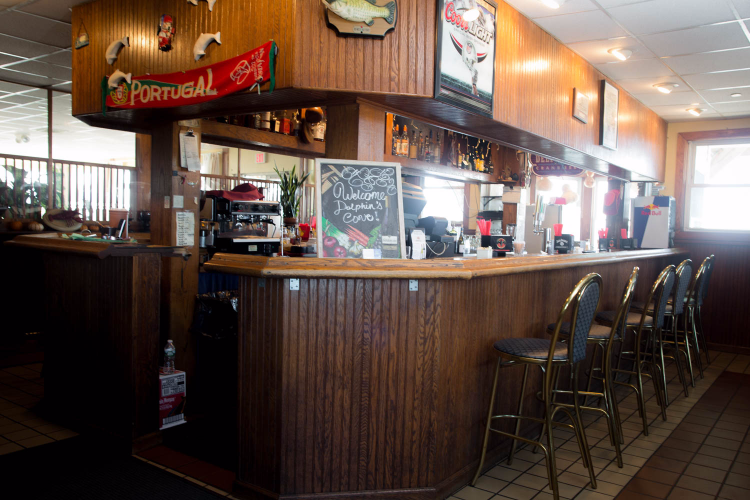 Dolphins Cove Restaurant & Marina | restaurant | 421 Seaview Ave, Bridgeport, CT 06607, USA | 2033353301 OR +1 203-335-3301