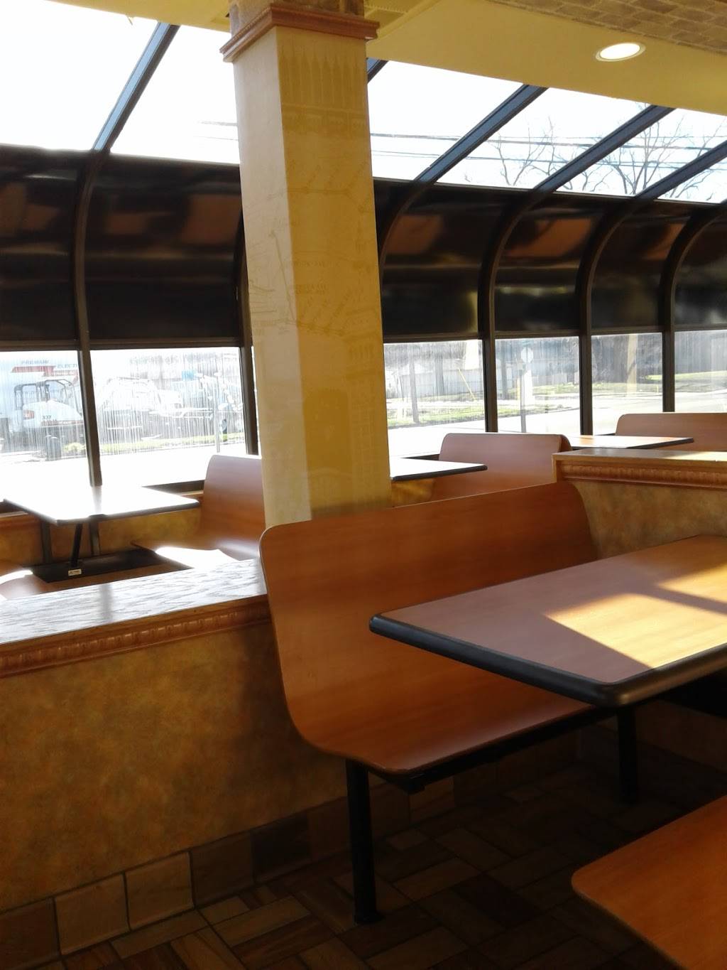 Subway Restaurants | restaurant | 2525 Hilton Rd, Ferndale, MI 48220, USA | 2483990428 OR +1 248-399-0428