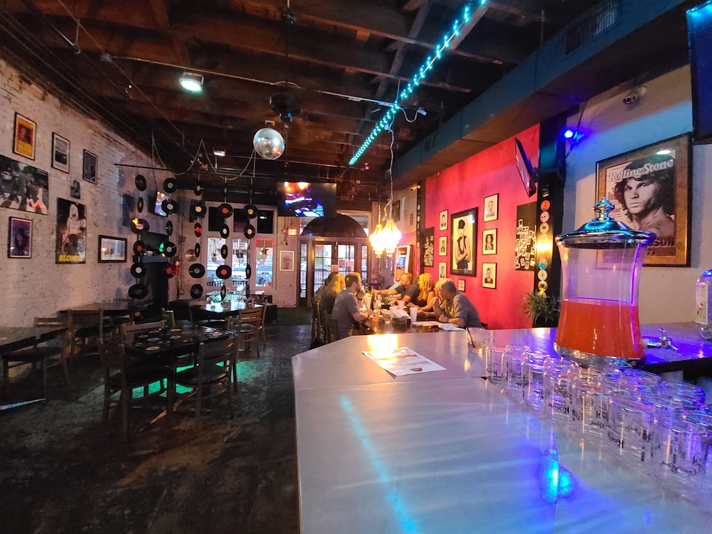 Decades Pub and Grub | restaurant | 2314 4th St, Tuscaloosa, AL 35401, USA | 2056502989 OR +1 205-650-2989