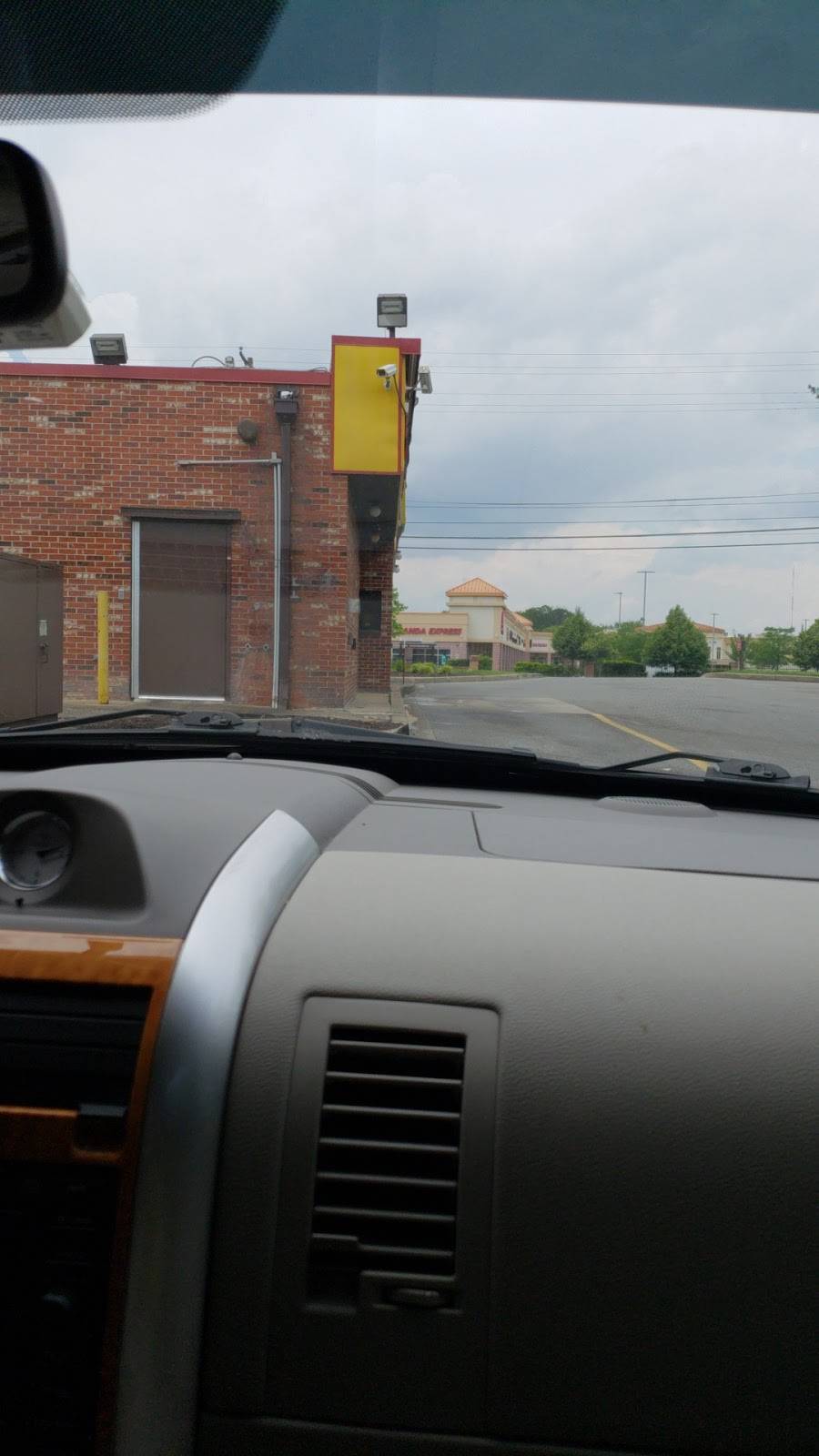 Wendys | restaurant | 5425 Silver Hill Rd, District Heights, MD 20747, USA | 3015680088 OR +1 301-568-0088