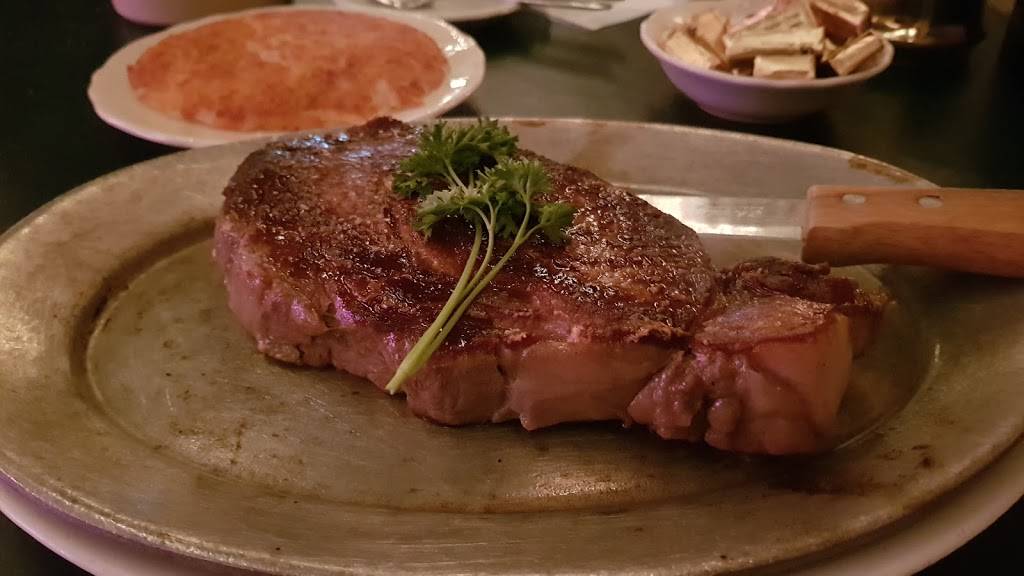 Smokys Club | restaurant | 3005 University Ave, Madison, WI 53705, USA | 6082332120 OR +1 608-233-2120