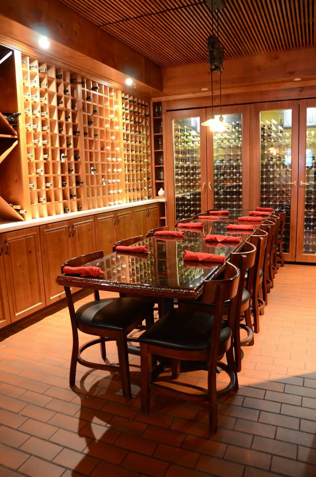 Iowa Chop House | restaurant | 223 E Washington St, Iowa City, IA 52240, USA | 3193591078 OR +1 319-359-1078