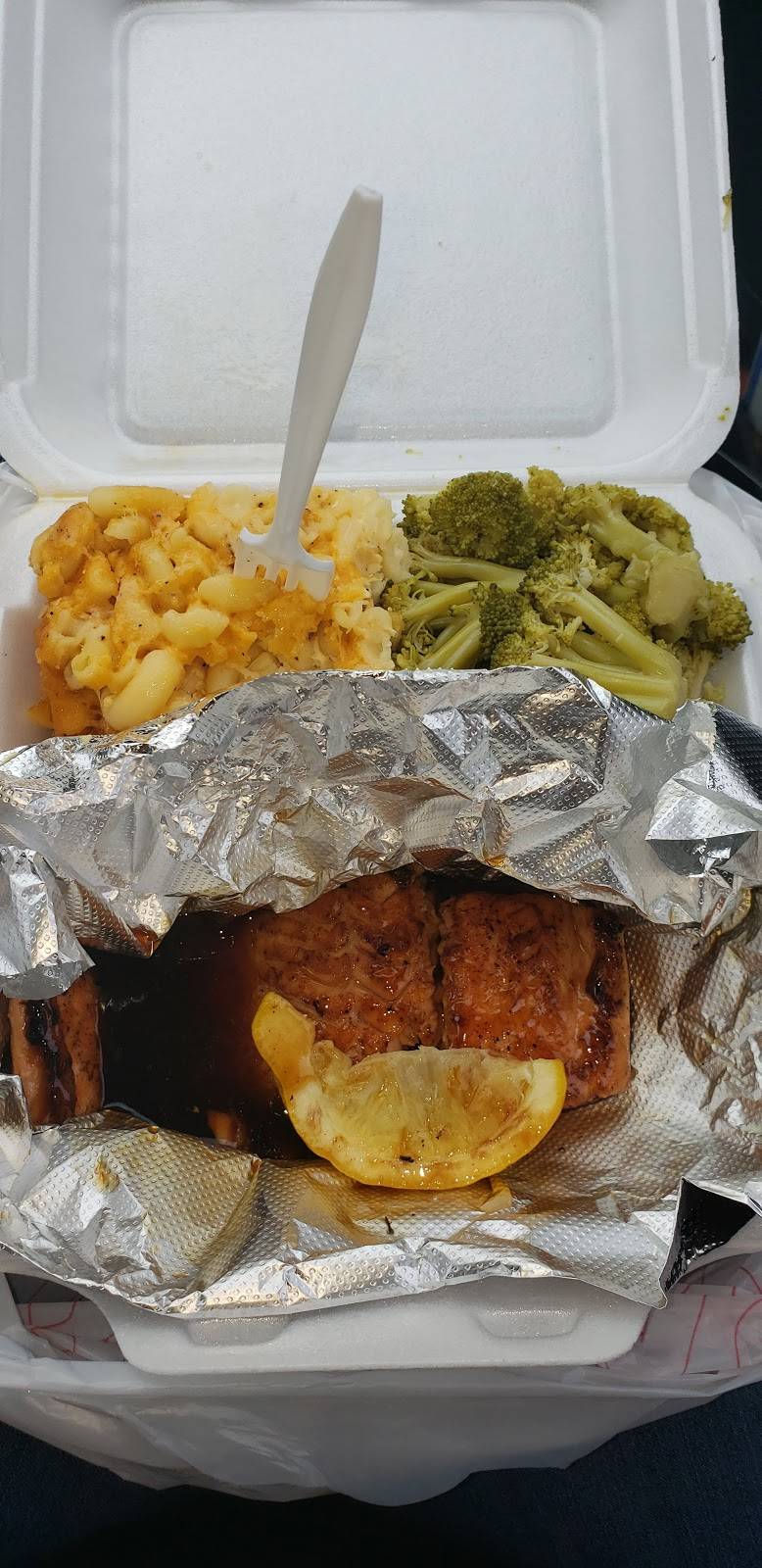 Fishy Tales | restaurant | 2374 Main St, Hartford, CT 06120, USA | 8602410200 OR +1 860-241-0200