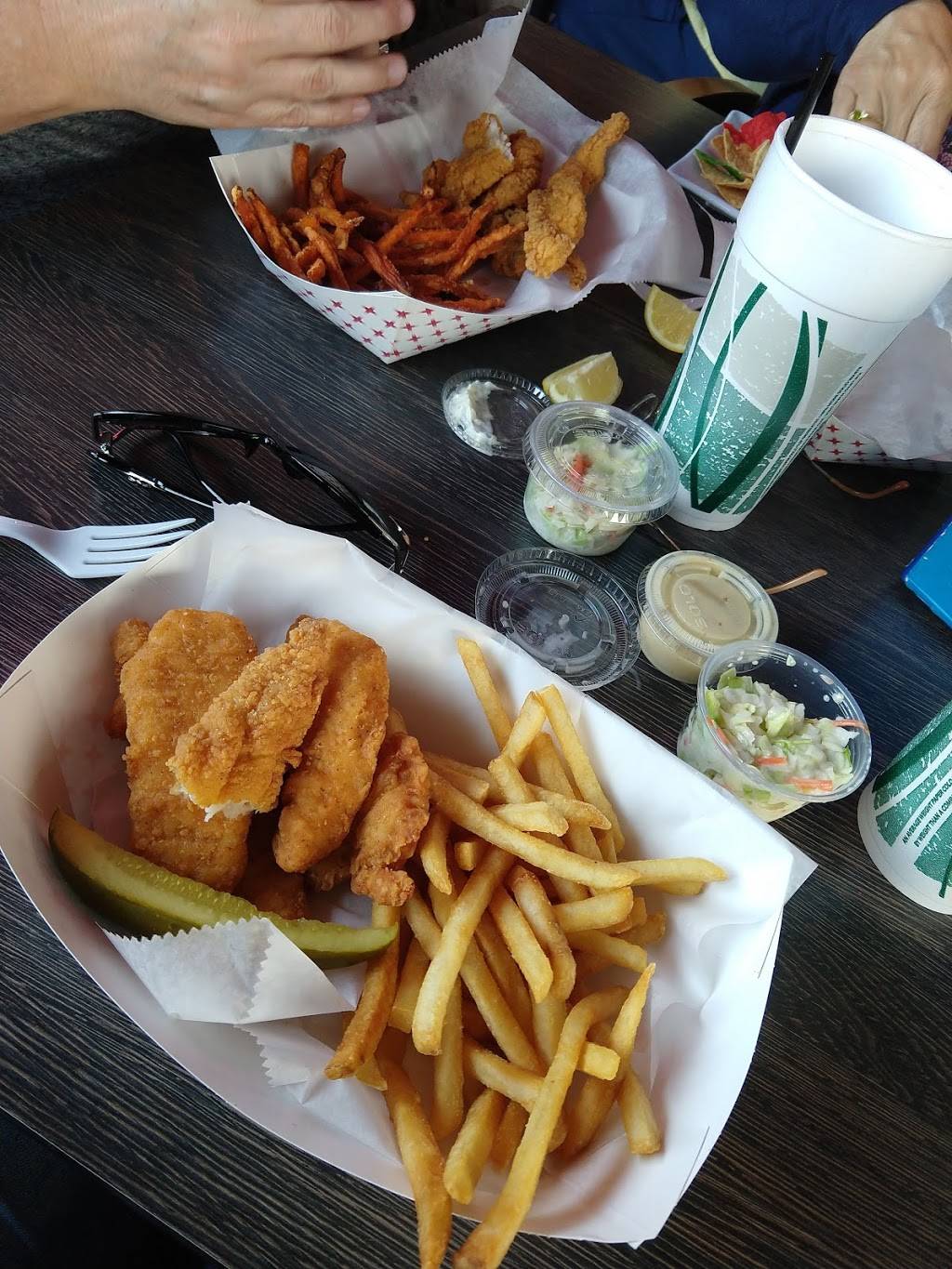 Scottys Tiki Bar | restaurant | 920 Del Monte Ave, Clewiston, FL 33440, USA | 8004736766 OR +1 800-473-6766