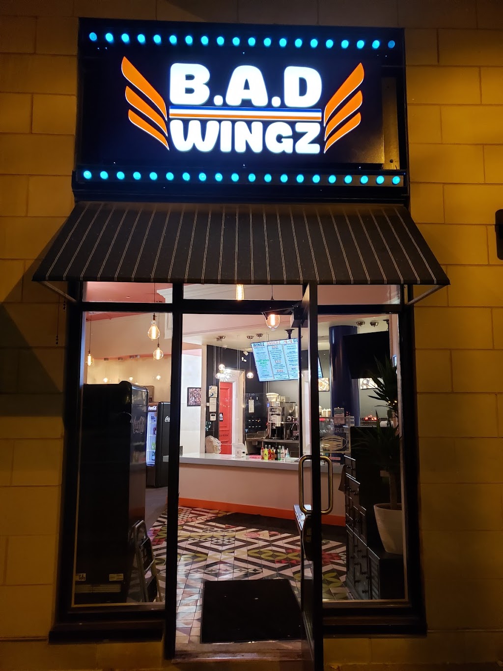 B.A.D Wingz | restaurant | 520 N 4th St, Minneapolis, MN 55401, USA | 6125455059 OR +1 612-545-5059