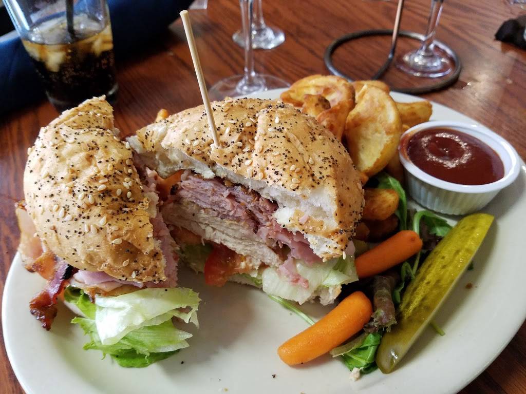 Piggys | night club | 501 Front St S, La Crosse, WI 54601, USA | 6087844877 OR +1 608-784-4877