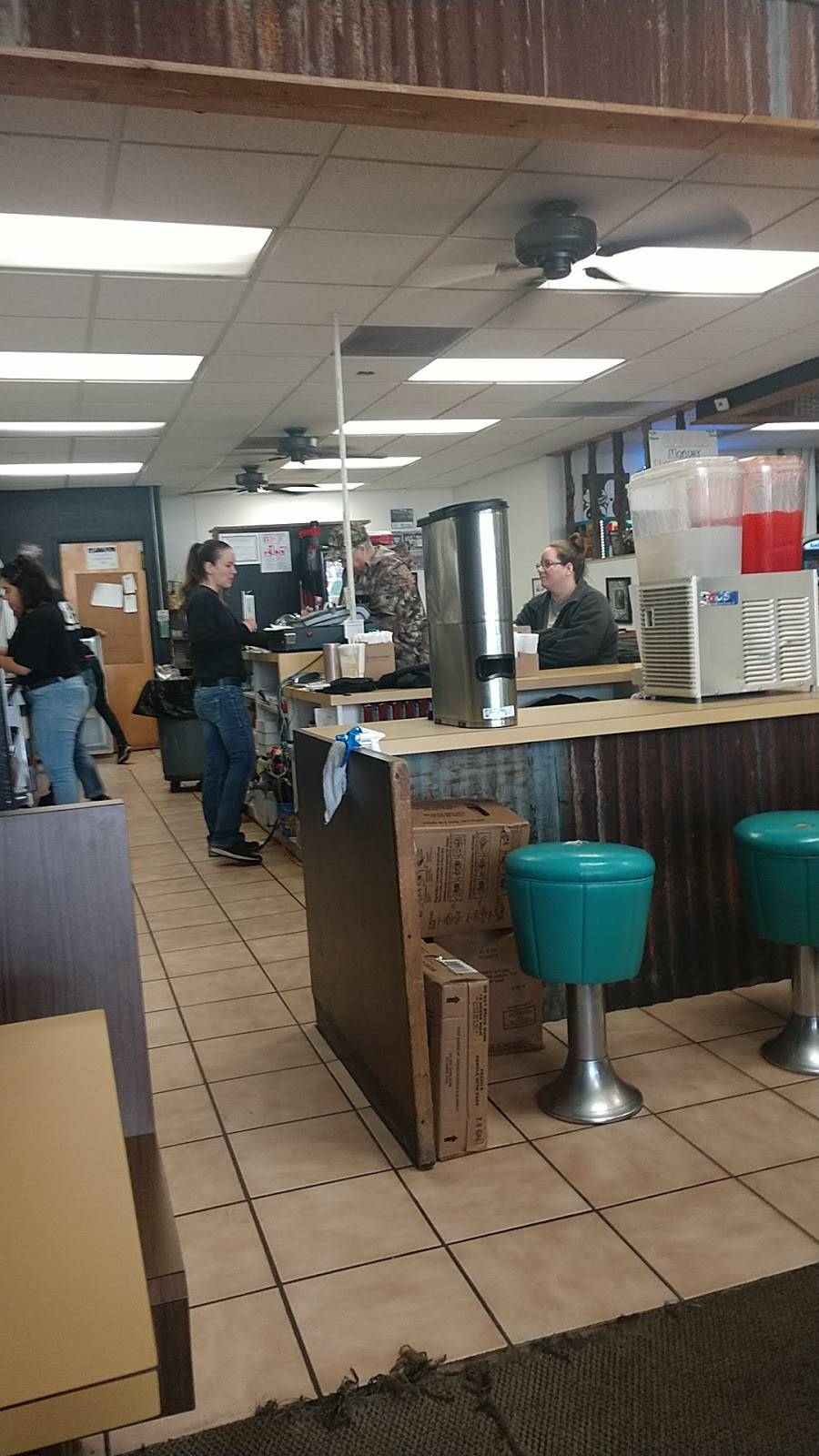 Burgers & Billiards | restaurant | 1222 TX-16, Graham, TX 76450, USA | 9405210113 OR +1 940-521-0113