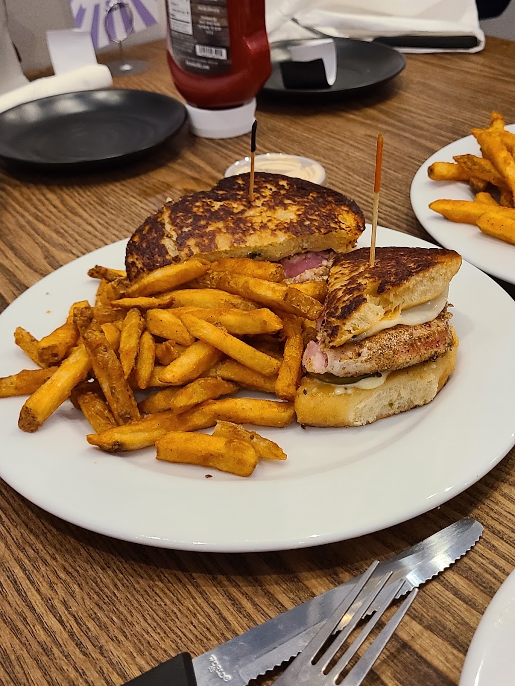 Luna Bar & Grill South | restaurant | 5656 Nelson Rd B2, Lake Charles, LA 70605, USA | 3374295481 OR +1 337-429-5481