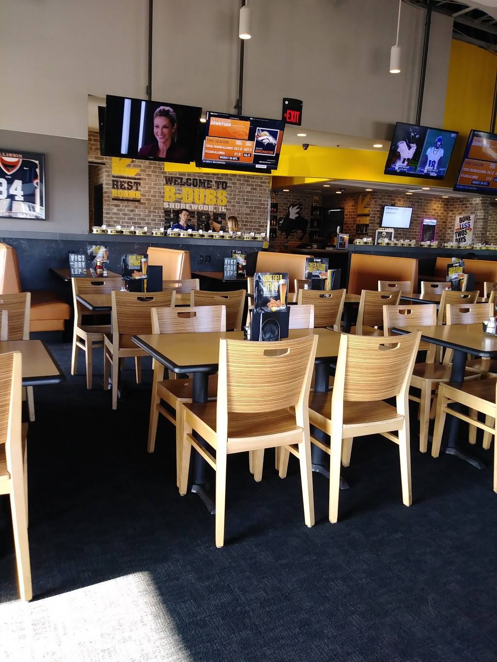Buffalo Wild Wings | restaurant | 1023 Brook Forest Ave, Shorewood, IL 60404, USA | 8154393320 OR +1 815-439-3320