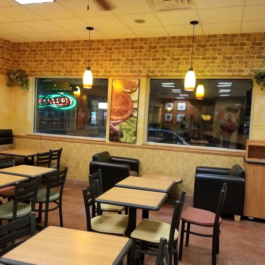 Subway Restaurants | restaurant | 445 E Linn St, Canton, IL 61520, USA | 3096474009 OR +1 309-647-4009