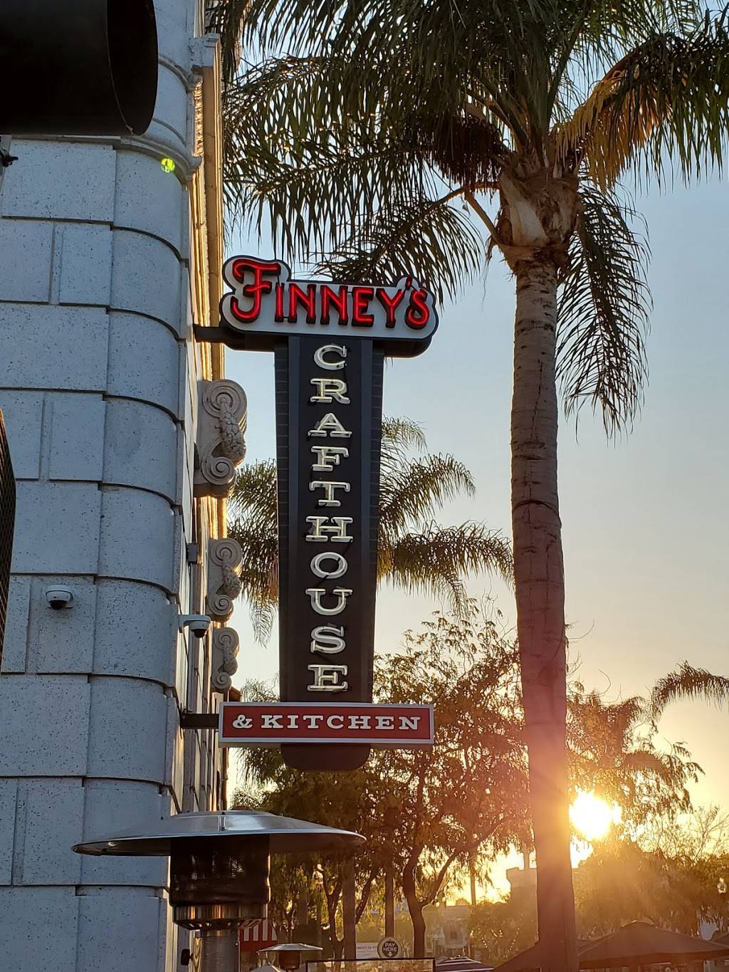 Finneys Crafthouse & Kitchen - Ventura | restaurant | 494 E Main St, Ventura, CA 93001, USA | 8056283312 OR +1 805-628-3312