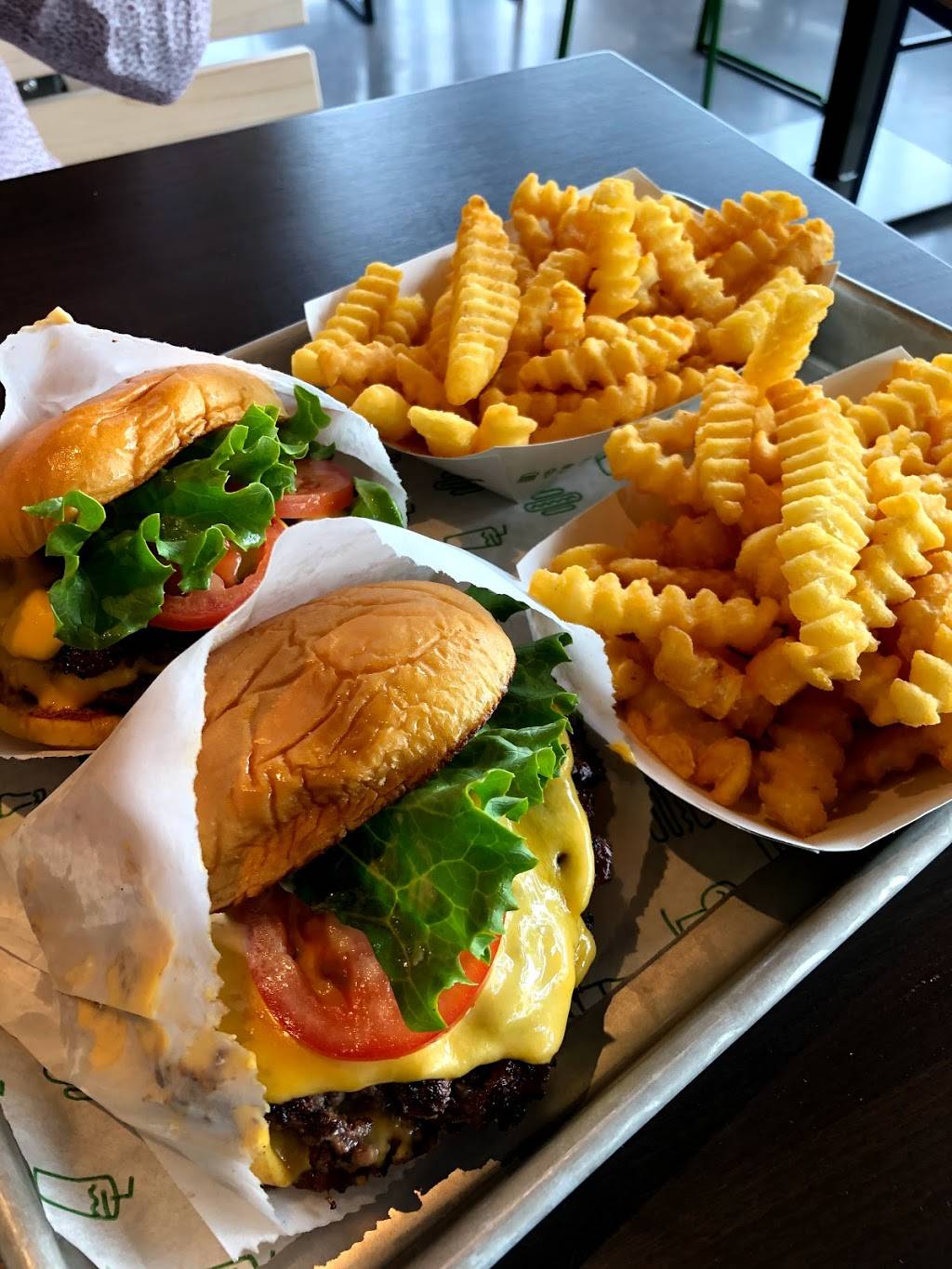 Shake shack | restaurant | 8810 SW 136th St, Miami, FL 33176, USA | 7866055301 OR +1 786-605-5301