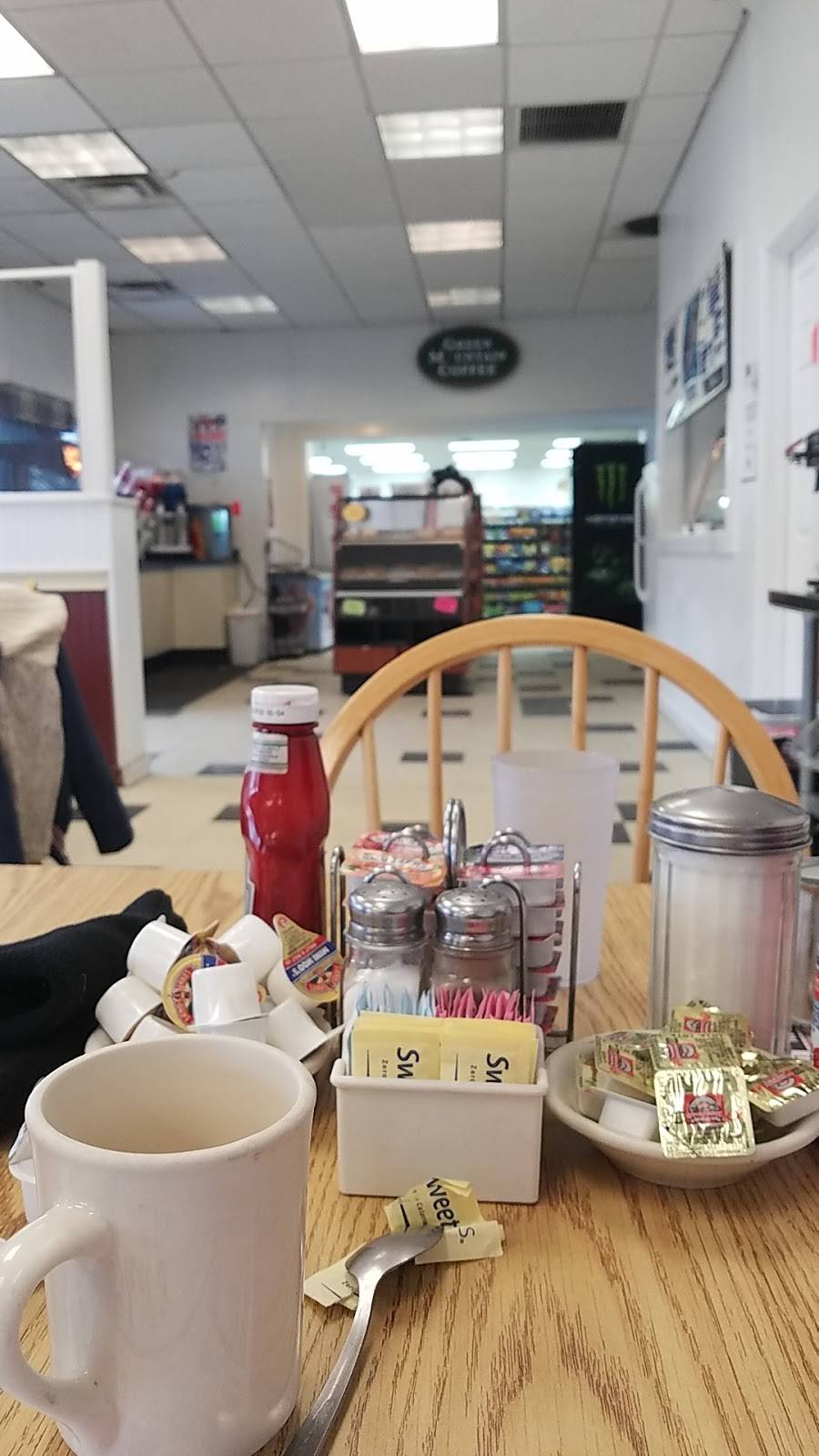 Phils Super Variety & Grill | restaurant | 912 US-202, Monmouth, ME 04259, USA | 2079339000 OR +1 207-933-9000